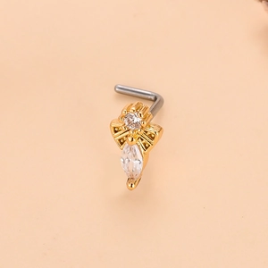 Macro d'un piercing de nez en L doré avec zircons cubiques marquise sertis de détails