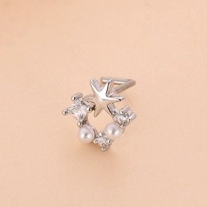 Détail du piercing de nez en L avec étoile argentée, perles et zircons cubiques