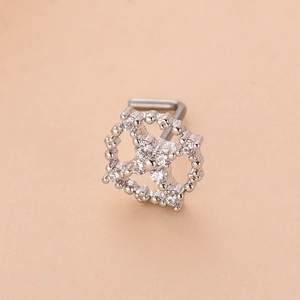 Détail d'un piercing de nez en forme de L avec motif floral serti de zircons brillants