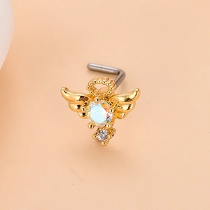 Détail d'un piercing de nez en forme d'ange avec cristaux AB et tige en L en métal doré