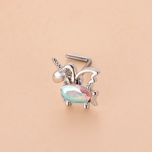Vue détaillée d'un piercing de nez licorne en argent avec une pierre d'opale colorée