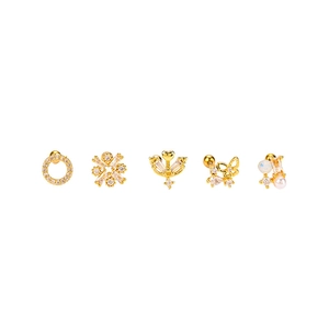 Set da 5 orecchini dorati con farfalla, fiori, cristalli e perle sintetiche eleganti
