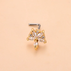 Détail du piercing de nez en forme de L doré avec fleur en cristal et oxyde de zirconium