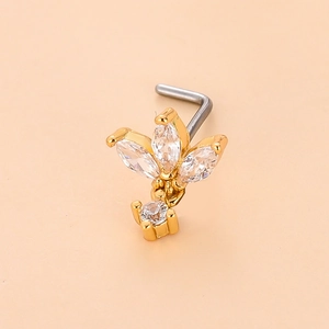 Vue macro détaillée du piercing de nez en L doré avec design de fleur en zircon blanc