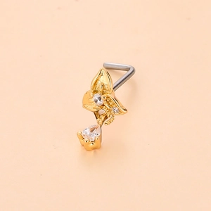 Vue détaillée d'un piercing de nez papillon doré avec oxydes de zirconium et breloque goutte