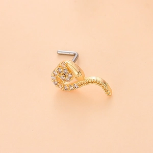 Vue macro d'un piercing de nez serpent doré avec zircons et détail de la tige en forme de L