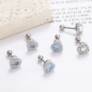 Nahaufnahme von 18k Edelstahl Herz-Ohrsteckern mit lila und blauen Zirkonia-Steinen
