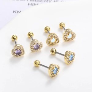 Detailansicht der herzförmigen 18k Edelstahl-Ohrstecker mit bunten Zirkoniasteinen