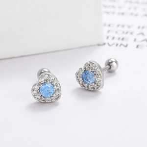 Detailansicht herzförmiger Ohrstecker mit blauem Zirkon und sicherem Schraubverschluss