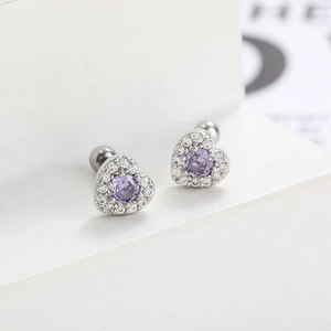 Detailansicht der herzförmigen 18k Edelstahlohrringe mit lila Zirkonia-Kristallen