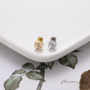 Dettaglio di orecchini a forma di ape con zirconi marquise in finitura oro e argento