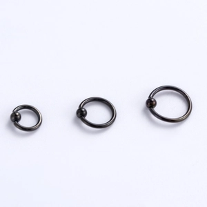 Tre dimensioni di anelli con pallina prigioniera neri in acciaio 316L per piercing