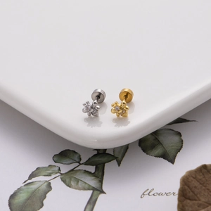 Dettaglio degli orecchini a forma di ape in oro e argento con zirconi e chiusura a vite