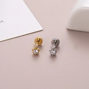 Macro di orecchini a forma di orso con zirconi in finiture oro e argento
