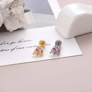 Dettaglio dei piercing a cuore in oro e argento con pietre di zircone rosa