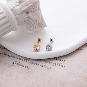 Dettaglio di orecchini a corona in oro e argento per cartilagine con zircone bianco