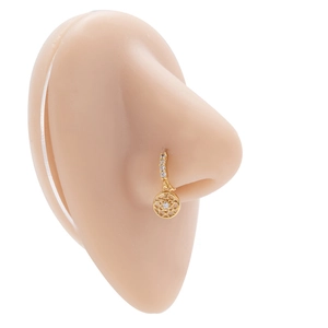 Detailansicht eines goldenen Nasenrings mit Zirkonia-Anhänger an einem Silikonmodell