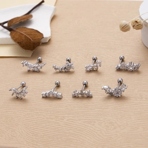 Set di otto orecchini a lobo in acciaio inossidabile con zirconi e forme geometriche eleganti