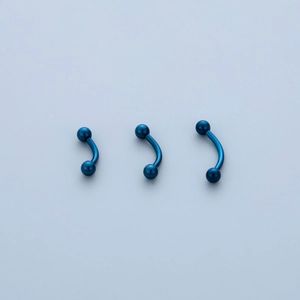 Tre dimensioni di barbell curvi in acciaio 316L blu metallizzato per piercing al sopracciglio