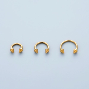 Golden stainless steel spike horseshoe rings in three sizes with high-polished finish