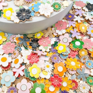 Detaillierte Draufsicht bunter Emaille-Blumenanhänger für DIY-Schmuckherstellung