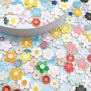 Detailansicht bunter gemischter Blumen-Emaille-Anhänger mit goldenen Kanten und Ringen