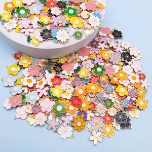 Makroaufnahme bunter Emaille-Blumenanhänger aus Legierung für DIY-Schmuckherstellung