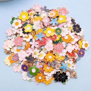Nahaufnahme bunter Emaille-Blumenanhänger aus Legierung für DIY-Schmuckherstellung