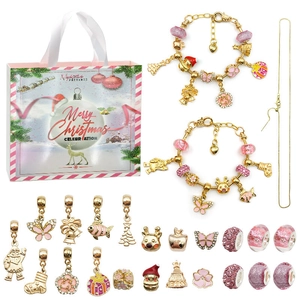 Calendario de Adviento de joyas DIY rosa con dijes dorados y pulseras de Navidad