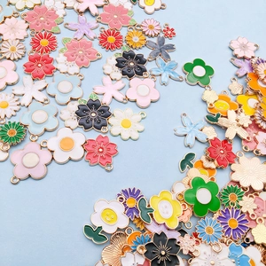 Detailansicht bunter Emaille-Blumenanhänger aus Legierung mit Metallösen für DIY-Schmuck
