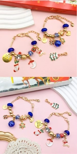 Détail du bracelet calendrier de l'Avent avec perles bleues et breloques de Noël festives