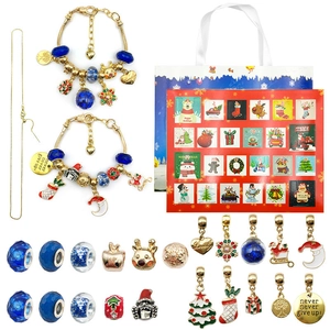 Calendrier de l'avent Noël avec bracelets DIY dorés et pendentifs festifs variés