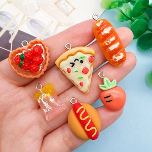 Miniatur Harz Essensanhänger Set mit Pizza und Brot mit Metallösen für DIY Schmuckherstellung