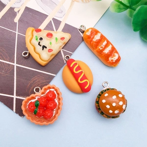 Detailansicht von 5 Mini-Resin-Food-Anhängern wie Pizza und Burger für DIY-Schmuck