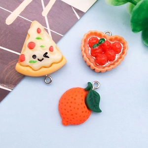 Detailansicht von Harzanhängern in Pizza- und Erdbeerform mit Metallhaken für DIY-Schmuck