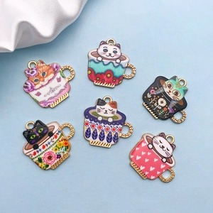 Set di sei ciondoli smaltati a forma di gatti in tazze da tè per creazione di gioielli DIY