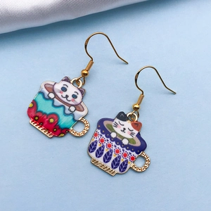 Dettaglio di ganci per orecchini in argento S925 con gatti in tazze di smalto colorato
