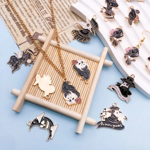 Gros plan sur des breloques gothiques en émail de médecin de peste pour bijoux DIY
