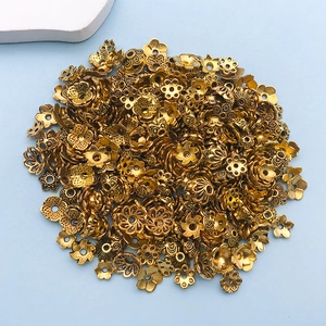 Vue détaillée de calottes et d'espaceurs dorés en alliage pour la création de bijoux DIY