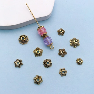 Détail de calottes de perles fleurs en bronze vintage pour bijoux DIY avec perles de verre