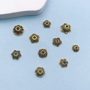 Détail des calottes de perles fleurs en or antique pour création de bijoux DIY