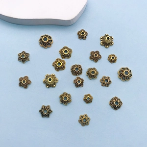 Vue macro de calottes de perles en alliage doré vintage pour la création de bijoux DIY