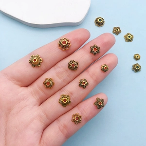 Gros plan sur les calottes de perles fleurs en alliage d'or antique pour bijoux DIY