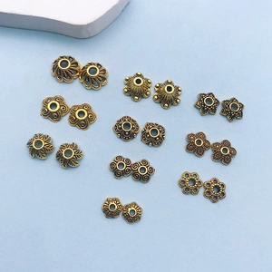 Détails macro de divers capuchons de perles en alliage d'or vintage pour bijoux DIY
