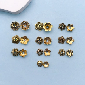 Détail de divers capuchons de perles en alliage doré vintage pour bijoux DIY