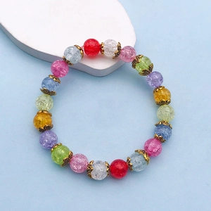 Vue détaillée de perles en verre craquelé coloré avec coupelles à fleurs en or vieilli