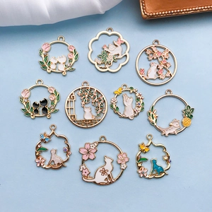 10er Set Emaille-Anhänger mit Katzenmotiven und Blumen für DIY Schmuck und Bastelarbeiten