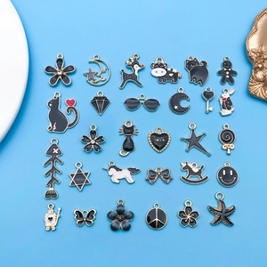 Colgantes de Dibujos Animados de Aleación de Esmalte Mixtos Negro Oro Aceite de Goteo Animal Corazón Estrella Luna Dijes Para Fabricación de Joyas DIY Pulsera Collar Accesorios