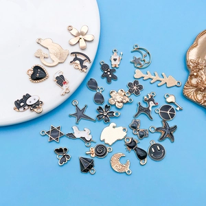 Surtido de dijes de esmalte negro para la creación de joyas y pulseras de bricolaje