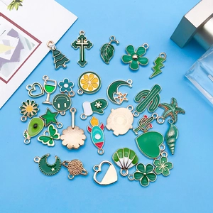 Pendentifs émaillés verts en alliage pour bijoux DIY sur fond bleu clair élégant